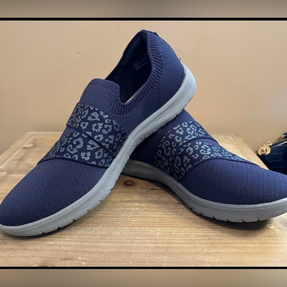 NWOB Clarks Cloudsteppers
Washable Knit Slip-Ons Adella
Stride Navy